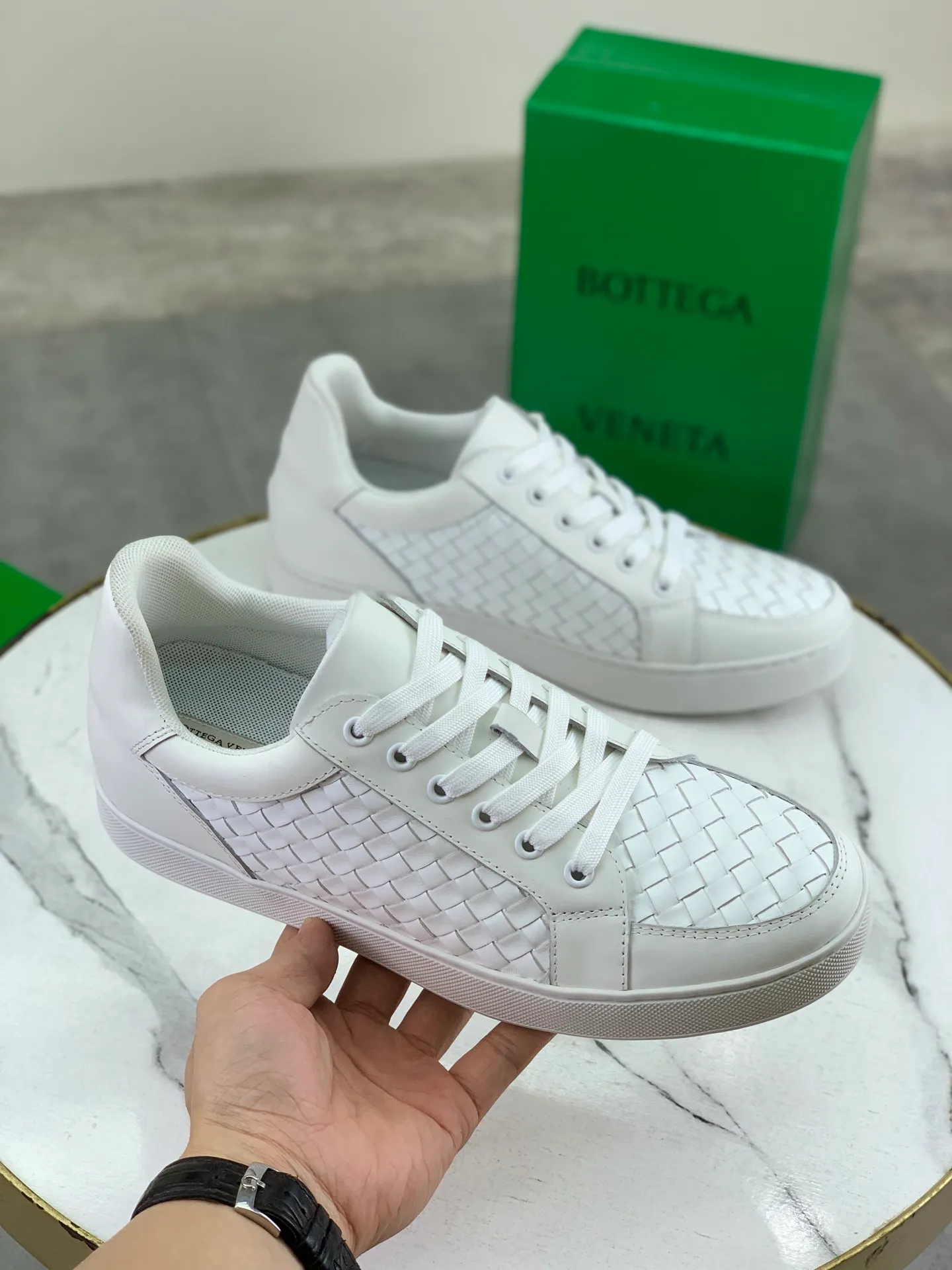 Factory price P720 💰Top quality💎💎💎 BOTTEGA VENETA official website synchronous couple👫The latest top version of the highest version of BV high-top casual shoes in the market, accept material comparison, shoe type comparison, process comparison, practical and textured, versatile, suitable for any occasion, the more you look at it, the more flavorful it becomes. Pure hand-woven craftsmanship - upper material, imported original woven calfskin - high-quality water-dyed cowhide inside - original private model customized outsole -Size: male 39-44 (customized 38 45 46) female 35-39 (customized 34 40 41) Comes with original BV green box, complete packaging.